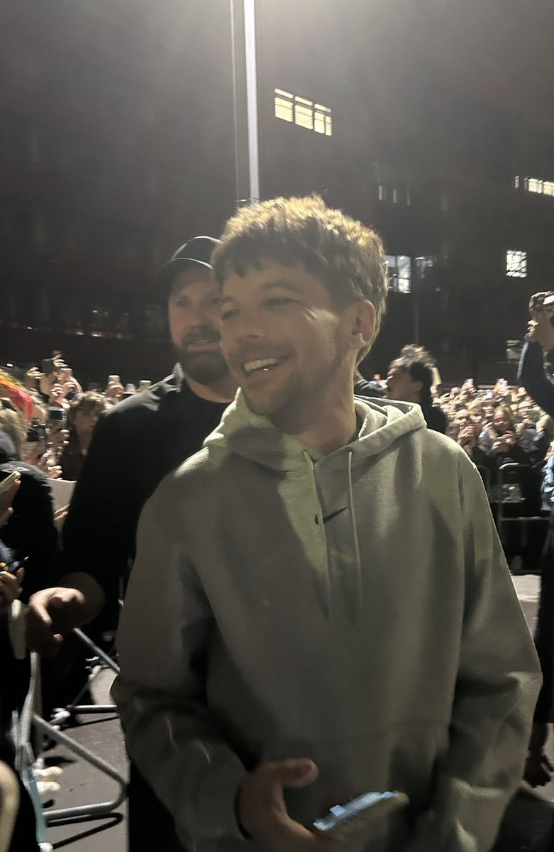 tomlinhome's tweet photo. cute as hell                               what the hell https://t.co/0ukPWckf1W