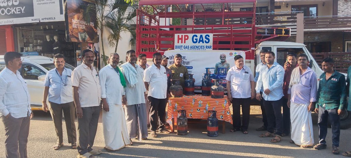 ssskb63's tweet photo. HPCL remains fully committed to ensure uninterrupted availability of LPG cyls. To support migrant workers, HP Gas Agency, M/s Dixit Gas Agency, Haveri has launched APPU Camp, enabling them to obtain LPG Cyl conveniently.
@HPCL
@HpclSz
@hpclszchennai
@HUBLILPGRO
@HPCL_Hubli_LPG https://t.co/6vKDbvSFtG