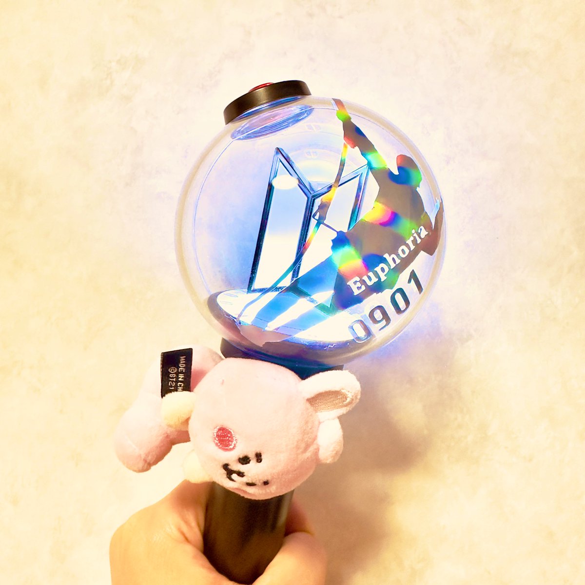 今回時間がなくてボートとかは
作れないけど、
前にアミ友さんが作ってくださった
ホログラムステッカーを使わせて頂き
新しいアミボムをカスタム🥹🫶
本当に素敵なアミボムになって嬉しい☺️
#BTS_ARİRANG