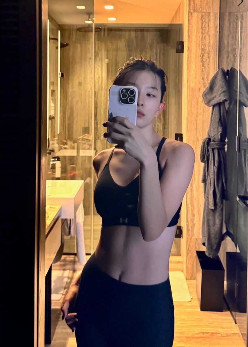 frndseul's tweet photo. heavy are the hips that wears the strap or whatever the saying https://t.co/uH6F1OhpIU