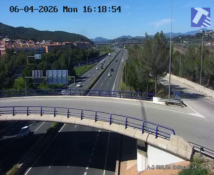 transit's tweet photo. 🟦 Operació tornada #SetmanaSanta
🚘 Entre les 12.00 h d’ahir diumenge i les 16.00 h d’avui dilluns, han tornat a l’àrea metropolitana de Barcelona 437.971 vehicles, el que representa el 74,2% del total previst fins avui a les 24 h (590.000 vehicles)
#SCT https://t.co/9XaIxecd4z
