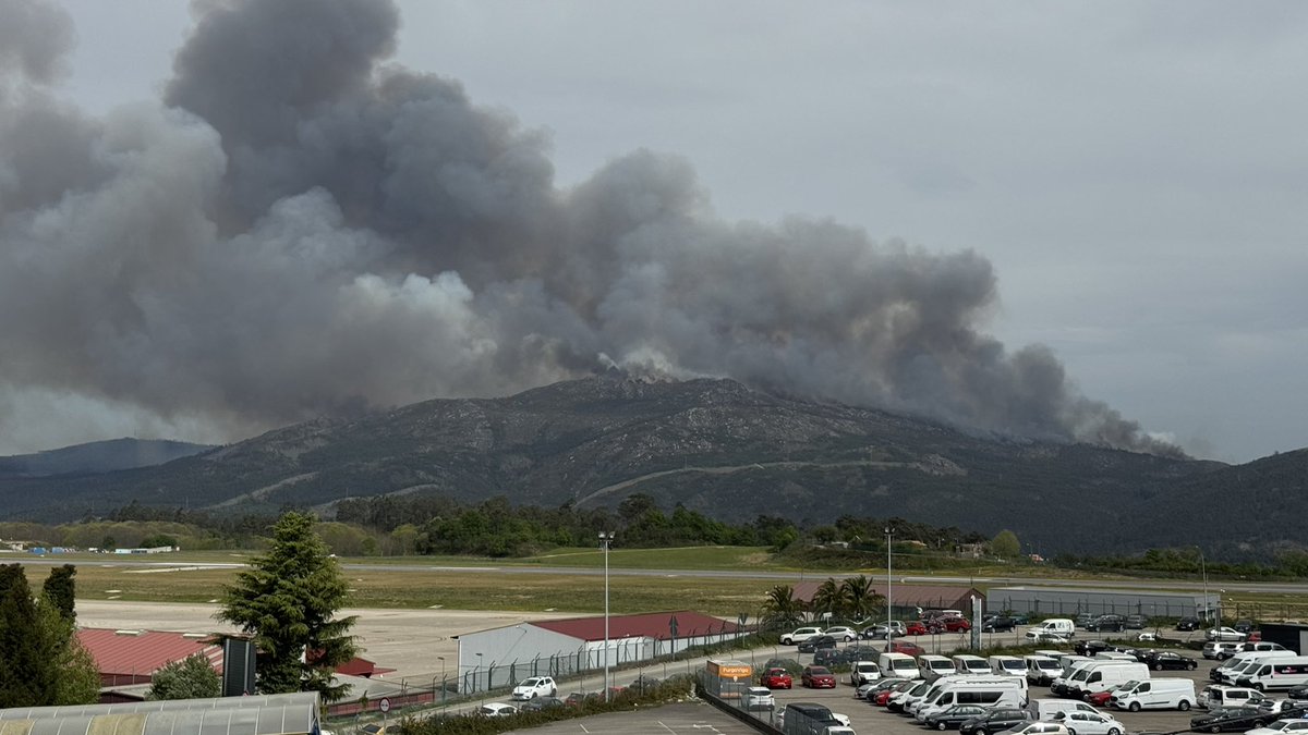 AlbertoSxenick's tweet image. Incendio forestal activo y sin control en la zona do alto Galleiro. Desde el Aeropuerto de #Vigo  vemos como avanza hacia #Redondela.