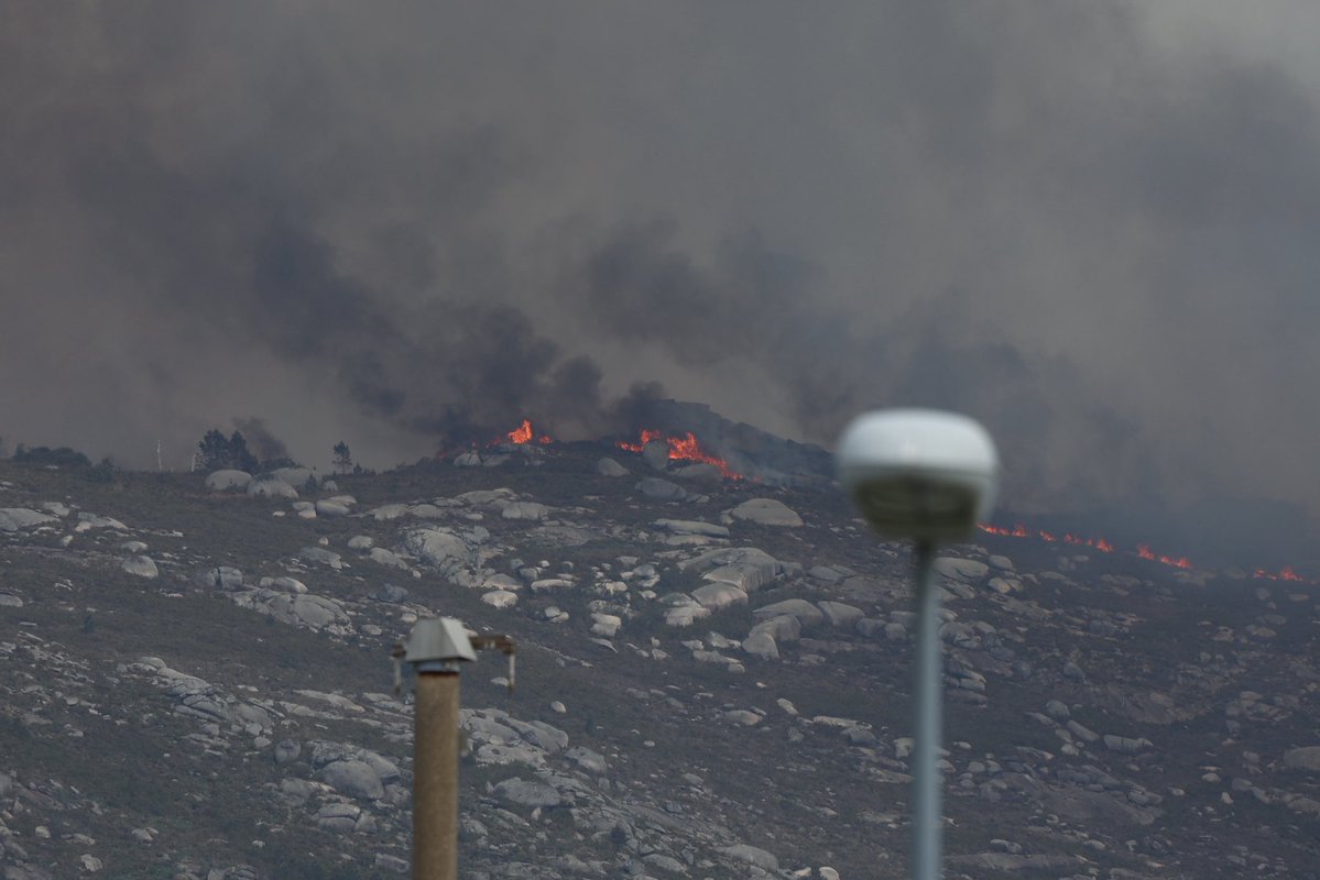 AlbertoSxenick's tweet image. Incendio forestal activo y sin control en la zona do alto Galleiro. Desde el Aeropuerto de #Vigo  vemos como avanza hacia #Redondela.