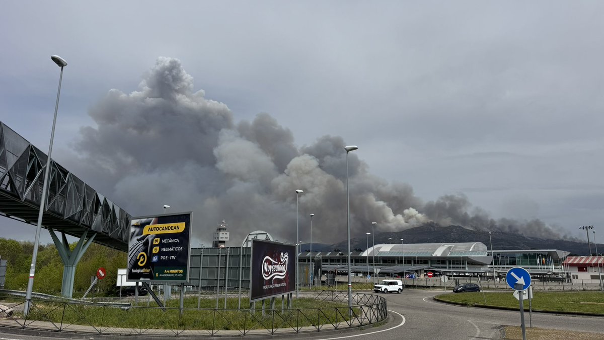 AlbertoSxenick's tweet image. Incendio forestal activo y sin control en la zona do alto Galleiro. Desde el Aeropuerto de #Vigo  vemos como avanza hacia #Redondela.