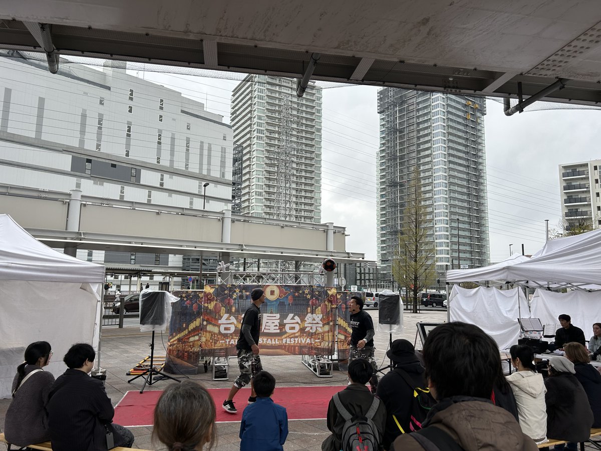 土曜は雨だったけど、会場内でステージ付近だけデッキ下という奇跡！
雨だけどイベントを楽しもうっていう一体感も出て良かったかと！