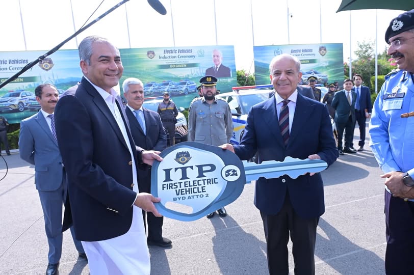 appcsocialmedia's tweet photo. Islamabad: Federal Minister for Interior Mohsin Naqvi receives 15 Eco-Smart Electrical Vehicles for Islamabad Capital Territory Traffic Police from Prime Minister Muhammad Shehbaz Sharif.
#Islamabad #MohsinNaqvi #ShehbazSharif #ICTPolice #TrafficPolice #ElectricVehicles #EcoSmart #GreenTransport #SustainablePakistan #CleanEnergy #PublicSafety #Pakistan
