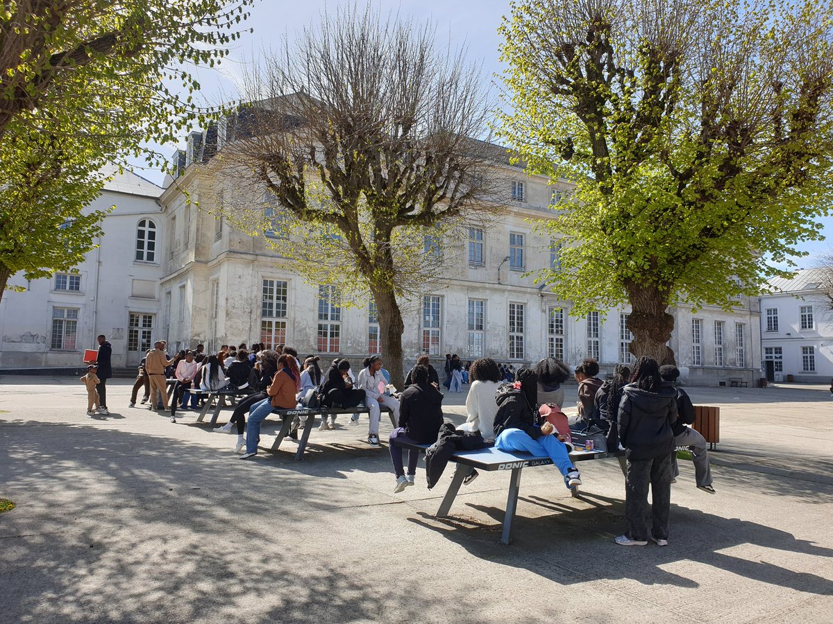 InfoEglise93's tweet photo. Une journée radieuse, solaire 🌞 et près de 400 jeunes du diocèse de #SaintDenis, collégiens, lycéens, étudiants réunis à #Vaujours pour célébrer la résurrection du Seigneur ✝️. Un jour de joie !
#lundidepaques #Pâques #Seinesaintdenis #Eglise https://t.co/1Q78giJV4U