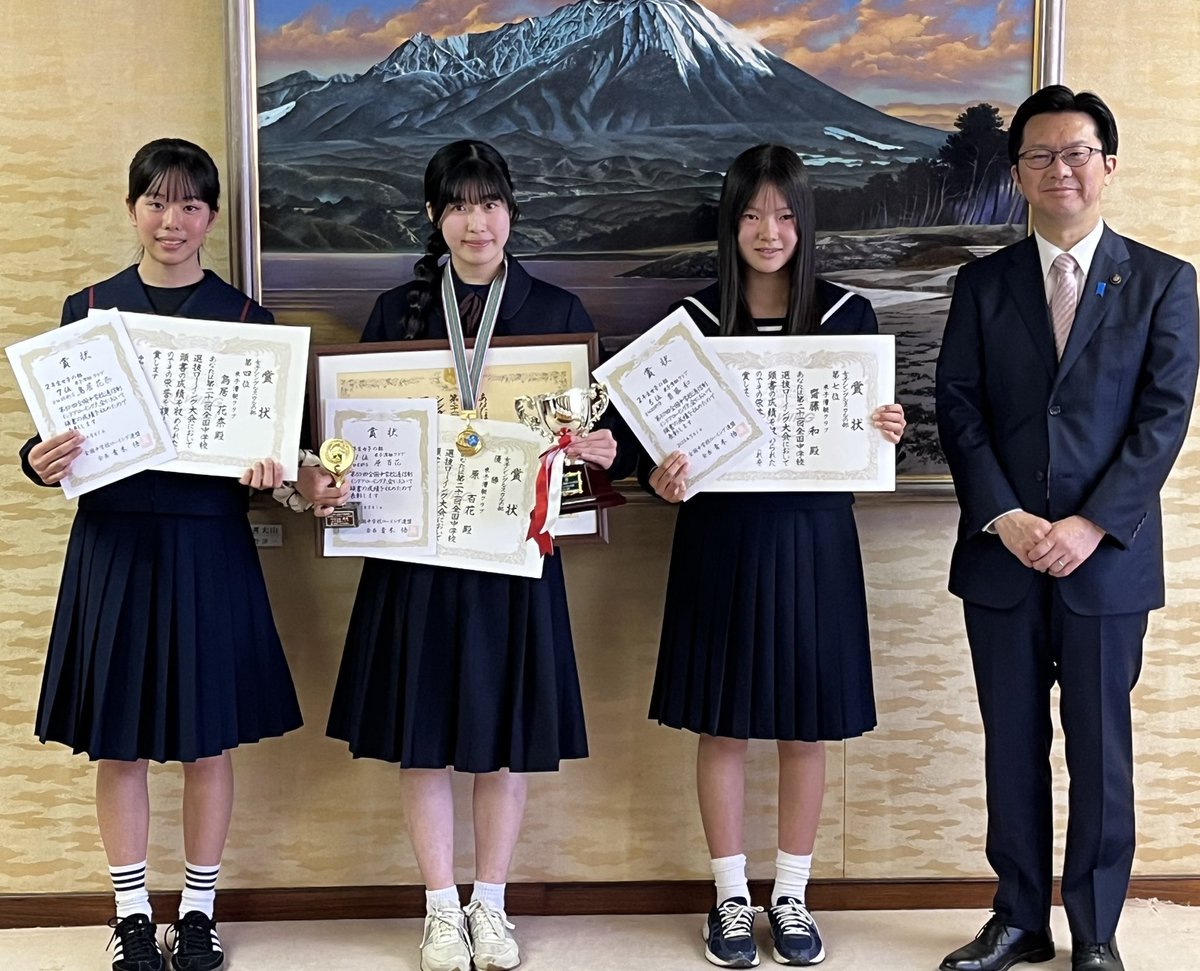 全国中学選抜大会報告

平井知事を表敬訪問
開催日: 2026年4月6日(月)
場所: 鳥取県庁

伊木市長を表敬訪問
開催日: 2026年4月3日(金)
場所: 米子市役所

女子シングルスカルで優勝した原百花選手、4位の鳥居花奈選手、7位の斎藤和選手が、平井知事と伊木市長を表敬訪問し大会結果の報告しました。