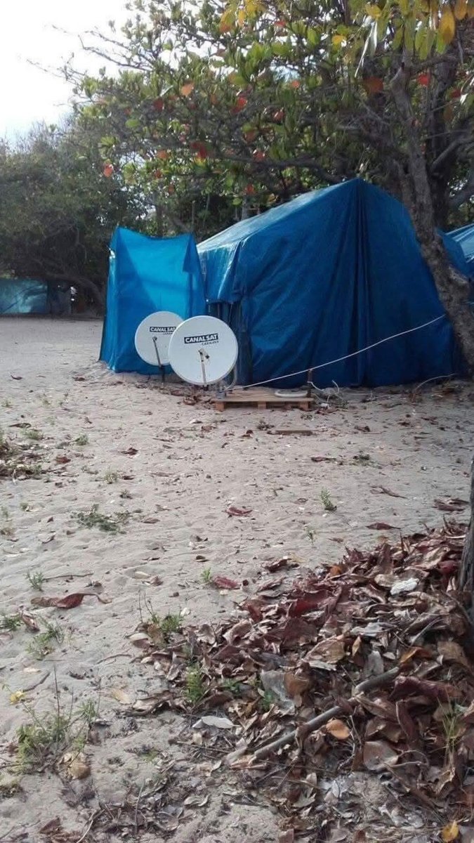 WAntillaise's tweet image. Quand tu fêtes Pâques, tu ne fais jamais les choses à moitié : même ton canal sat, tu l’emmènes avec toi 😭🤣 #antilles #paques #champion