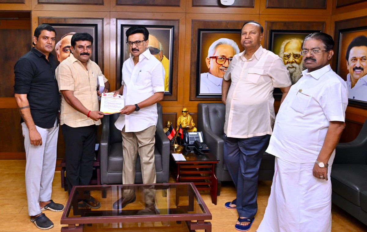 arivalayam's tweet photo. தி.மு.க.  தலைமையிலான மதச் சார்பற்ற முற்போக்குக் கூட்டணிக்கு தெலுங்கர் முன்னேற்றக் கழகம் ஆதரவு!

கழக தலைவர் மாண்புமிகு முதலமைச்சர் மு.க.ஸ்டாலின்  அவர்களை நேரில் சந்தித்து நடைபெறவிருக்கும் 2026 சட்டப்பேரவை பொதுத்தேர்தலில் தி.மு.க. தலைமையிலான மதச்சார்பற்ற முற்போக்கு��் கூட்டணிக்கு, தெலுங்கர் முன்னேற்றக் கழகம்  ஆதரவு தெரிவித்தது.

தெலுங்கர் முன்னேற்றக் கழகத்தின் நிறுவனர் – மாநிலத் தலைவர் இரா.புகழ் பாலாஜி நாயுடு அவர்கள், 06.04.2026 காலை, சென்னை, அண்ணா அறிவாலயத்தில் உள்ள கழக அலுவலகத்தில் கழக தலைவர் மாண்புமிகு முதலமைச்சர் மு.க.ஸ்டாலின்  அவர்களை நேரில் சந்தித்து தி.மு.க. தலைமையிலான மதச் சார்பற்ற முற்போக்குக் கூட்டணிக்கு நடைபெறவிருக்கும் சட்டப்பேரவை��் பொதுத் தேர்தலில்  முழு ஆதரவு அளிப்பதாகவும், தி.மு.க. மற்றும் அதன் கூட்டணி கட்சிகளின் வேட்பாளர்கள் வெற்றி பெற  நிர்வாகிகள் பாடுபடுவார்கள் என  உறுதி அளித்தனர்.

அதுபோது கழகப் பொருளாளர் டி.ஆர்.பாலு, செய்தித் தொடர்பு தலைவர் டி.கே.எஸ்.இளங்கோவன்  ஆகியோர் உடனிருந்தனர்.

#VoteForDMK