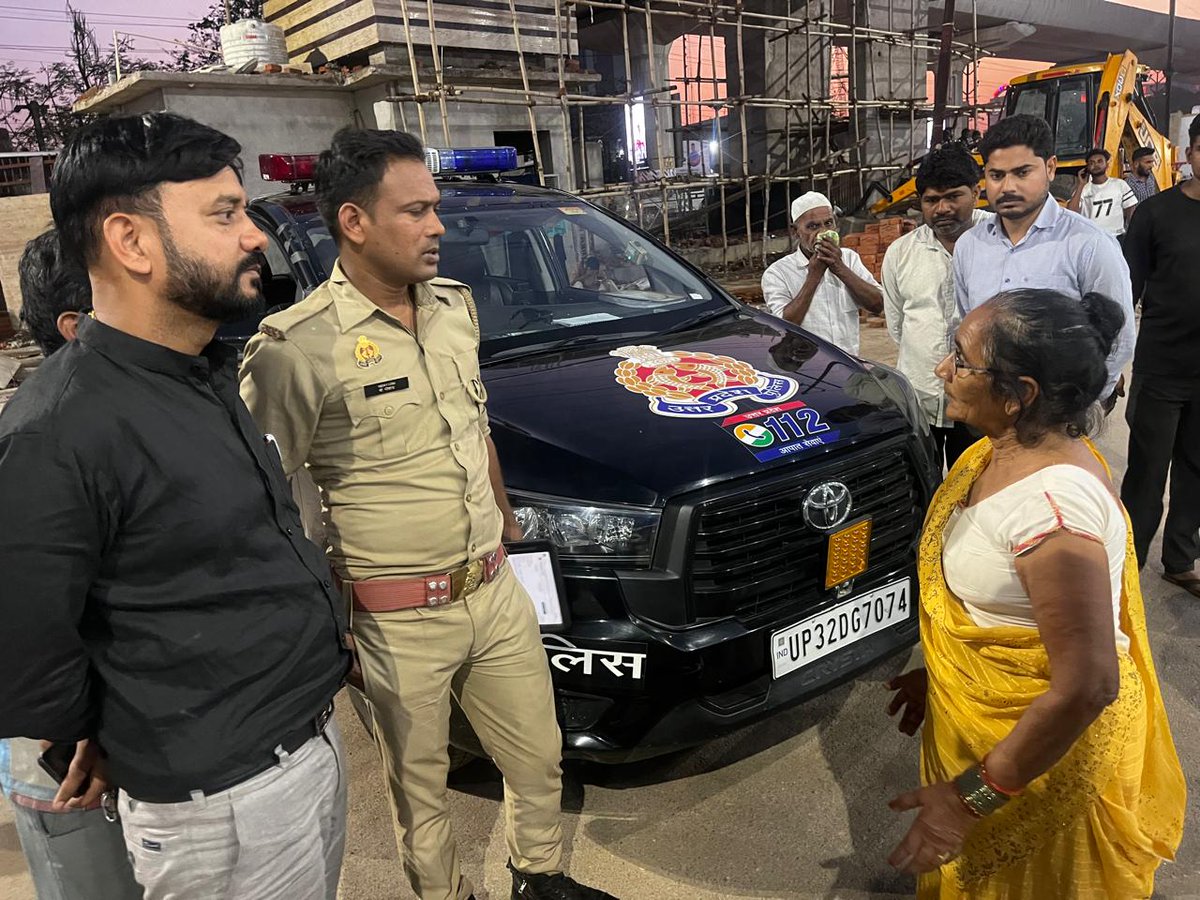 ह्रदयरोग संस्थान कानपुर मे पति की देख रेख करने गयी महिला से चार लाख के जेवर लूटे। महिला ने स्वरूप नगर थाने मे  दी तहरीर...महिला रो रोकर बेहाल। पुलिस ने नही दर्ज किया मुकदमा। महिला फतेहपुर जिले से आई थीं---
<a href="/Uppolice/">UP POLICE</a> <a href="/adgzonekanpur/">ADG ZONE KANPUR</a> <a href="/igrangekanpur/">DIG RANGE KANPUR</a> <a href="/DMKanpur/">DM Kanpur Nagar</a>