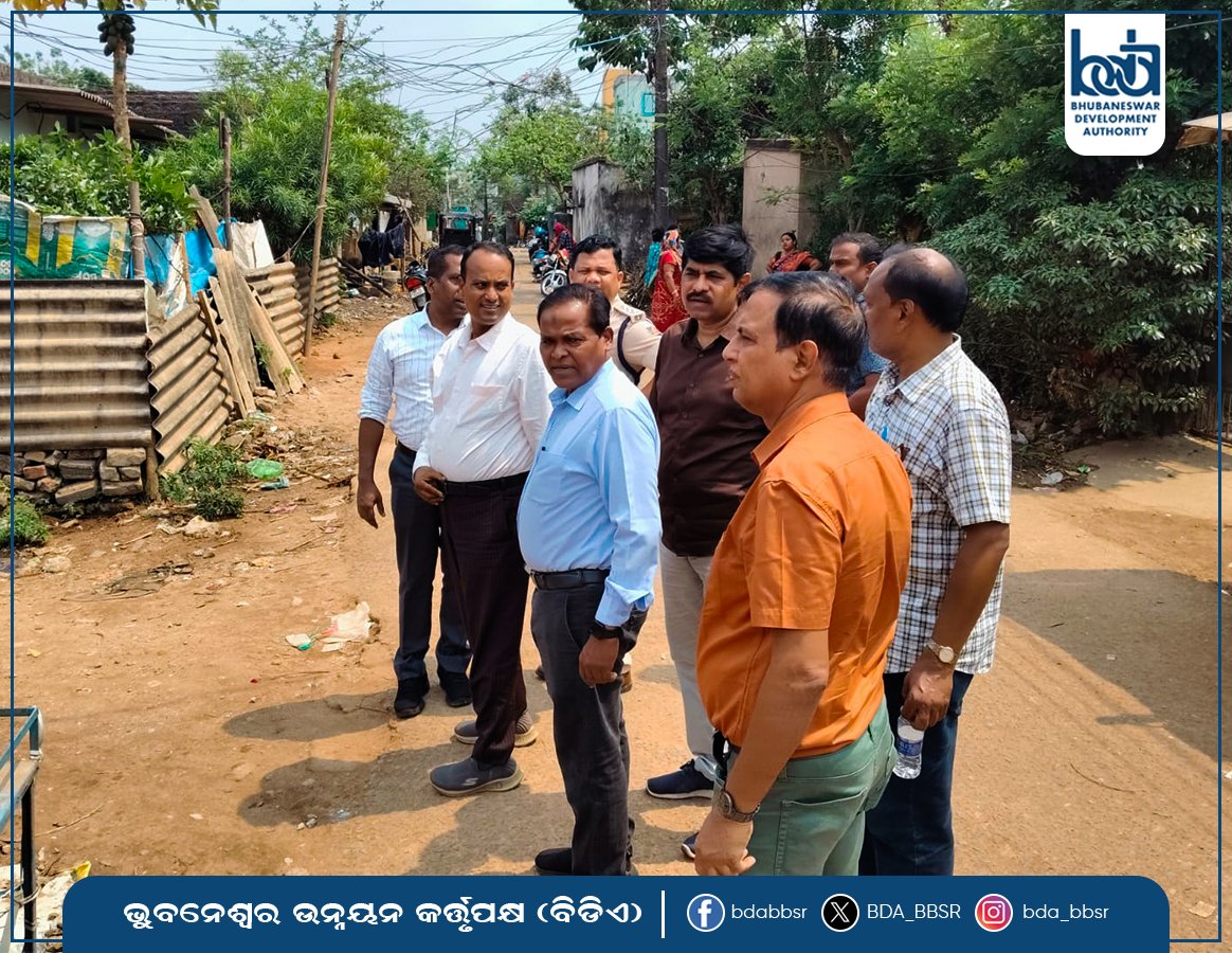 BDA_BBSR's tweet image. A detailed survey for demarcation of proposed left parallel road from OERC Square to Pathargadia, along with enumeration of affected families in Chunukoli slum, was conducted today. Officials from BDA, District Admin, R&amp;amp;B Dept, and Tehsil, along with police, were present.
#BDA