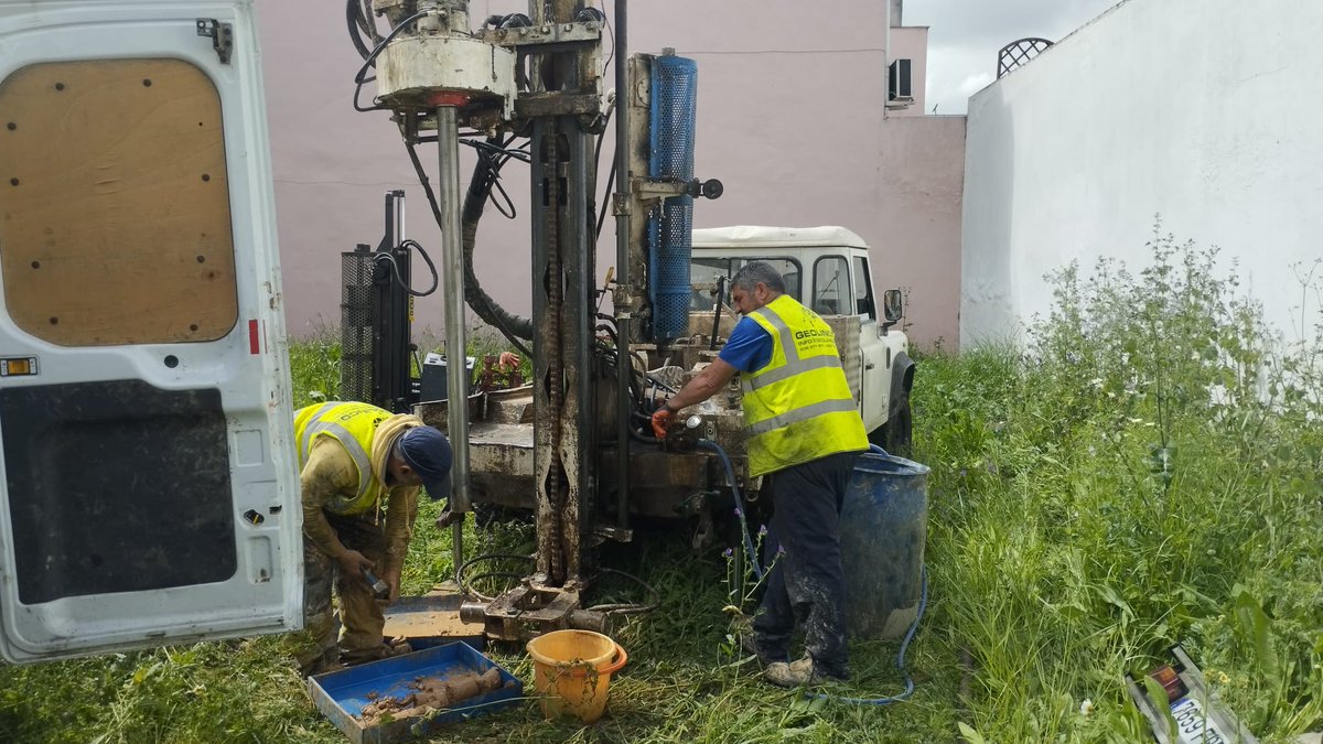 GEOLINCO's tweet photo. ⚒️👷🏼‍♀️Estudio Geotécnico en Valdezorras para vivienda en solar 🏡📊
🚧Analizamos el terreno para garantizar una construcción segura, eficiente y adaptada a las características del suelo🕵🏼‍♀️
#Construcción #Arquitectura #Ingeniería #Geotecnia #ObraNueva #Vivienda #Sevilla #Urbanismo https://t.co/d2WwOyKIJj
