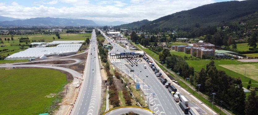 JorgeEmilioRey's tweet photo. Hoy se firmará, según lo anunció la @ANI_Colombia, el acta de inicio del contrato de concesión para la ampliación de la Autopista Norte. Serán 5,8 kilómetros que se amplían a 5 carriles por sentido desde la calle 191 hasta la 245; tendrá infraestructura para ciclistas y peatones y un carril exclusivo BRT hasta la calle 235. 

Para el departamento es un gran avance poder empatar el perfil ampliado –5 carriles– que ya existe en el tramo de Cundinamarca con el que se iniciará a construir en el tramo urbano de Bogotá, que se ha convertido en un cuello de botella que impacta la movilidad y la competitividad de esa región; así mismo, este proyecto contempla: la ampliación de la carrera séptima entre las calles 201 y 245 y el mejoramiento y la construcción de la perimetral de Sopó, una vía de 7,2 km que ayudará a reducir el tráfico que hoy pasa por el casco urbano de ese municipio, producto del turismo gastronómico de fin de semana y el transporte de carga que permanentemente toma ese corredor.

Con la firma del acta de inicio, el concesionario tendrá, aproximadamente, 70 días hábiles para iniciar la obra en la unidad UF1 correspondiente a calzada oriental en el tramo entre la calle 215 y 245 de la Autopista Norte y, enseguida, continuar con la UF3, que corresponde al mismo tramo en la calzada occidental.