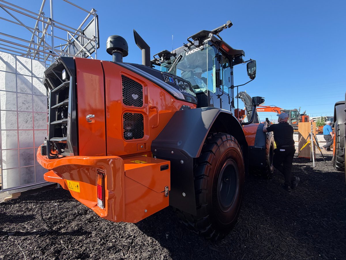 Equipment_World's tweet image. Hitachi Construction Machinery keeps the Dash-7 rollout going at #ConExpo 2026. New ZW120-7 and ZW140-7 loaders, available in basic or premium trims. ow.ly/ZhVC50YEufP