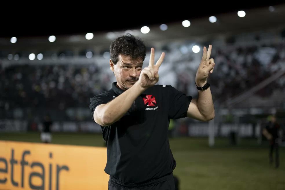 br_dadepressao's tweet photo. Fernando Diniz é o novo treinador do Corinthians. Negócio foi fechado a cerca de 10 minutos. 

Quando recebeu o convite do Marcelo Paz para assumir o Timão, Diniz não se conteve e começou a chorar. Para pessoas próximas Diniz já assumiu que o maior sonho da sua carreira é ganhar uma Libertadores dirigindo o clube do seu coração.