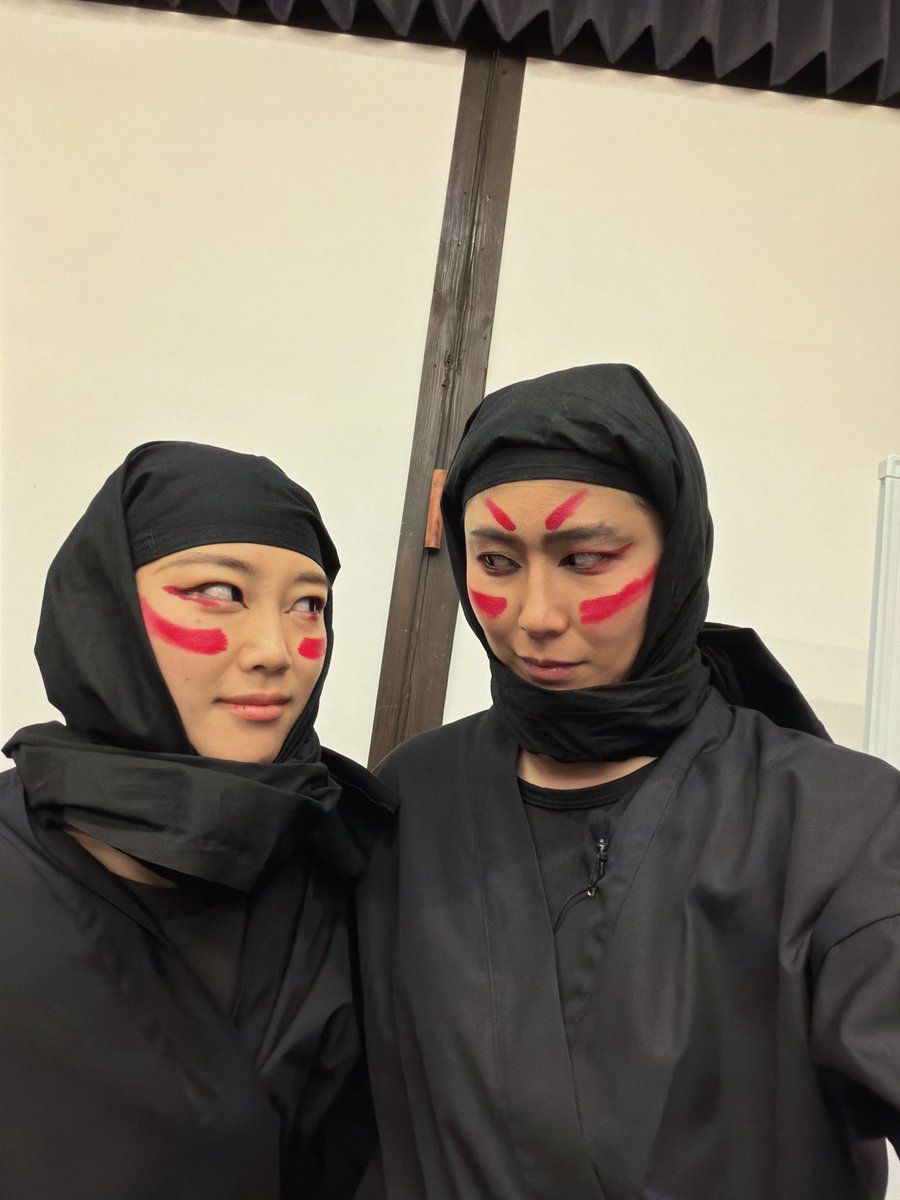 本日も #城劇 無事に終了！
なんと一部二部、ともに当日券が売り止めとなったようです。
たくさんの方にお越しいただけて感無量です。

明日からは一旦城劇はお休みで…
4/7、4/9と忍者ショーです🥷
二条城でお待ちしております！！

今日の写真は幻魔党一味の女子's
岐部さんと😆🙌