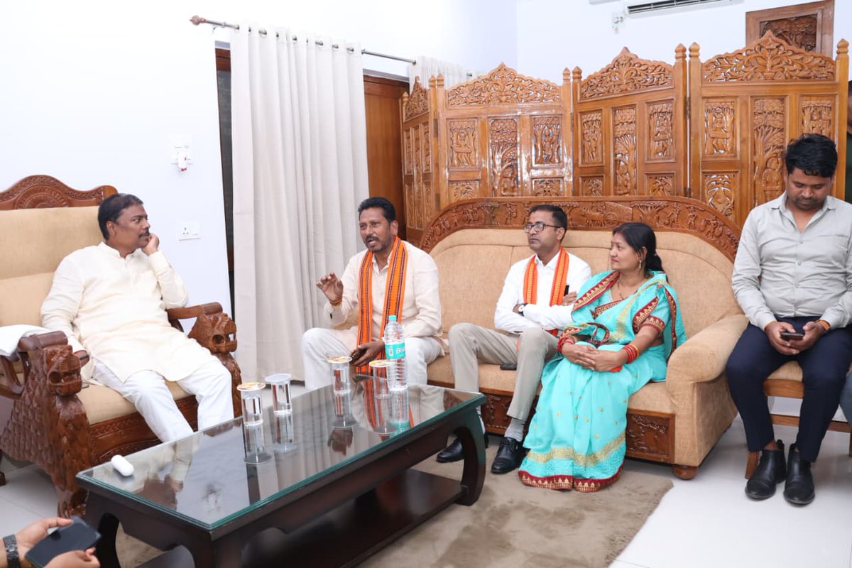 KedarKashyapBJP's tweet image. भारतीय जनता पार्टी के स्थापना दिवस पर आज विश्राम गृह जगदलपुर पहुंचने पर भाजपा परिवार के सदस्यों ने स्वागत कर अभिनंदन किया।

आप सभी का यह अपनत्व, अटूट विश्वास और स्नेह जनसेवा के प्रति मेरी प्रतिबद्धता को और अधिक सशक्त करता है।

#BJP4IND #BJP4CGState #47YearsOfNationFirst