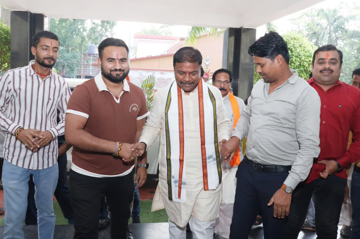 KedarKashyapBJP's tweet image. भारतीय जनता पार्टी के स्थापना दिवस पर आज विश्राम गृह जगदलपुर पहुंचने पर भाजपा परिवार के सदस्यों ने स्वागत कर अभिनंदन किया।

आप सभी का यह अपनत्व, अटूट विश्वास और स्नेह जनसेवा के प्रति मेरी प्रतिबद्धता को और अधिक सशक्त करता है।

#BJP4IND #BJP4CGState #47YearsOfNationFirst