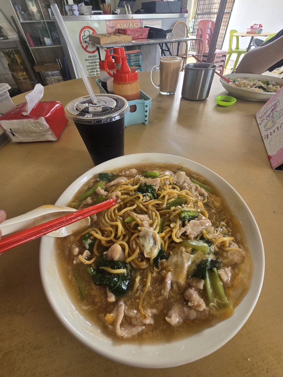 fa_yrenn's tweet photo. This few weeks is still very hot. And bring my family to enjoy the lunch time. Wet fried noodles and (ice americano).in malaysia we call kopi o ping. https://t.co/MXYCr2MYyQ
