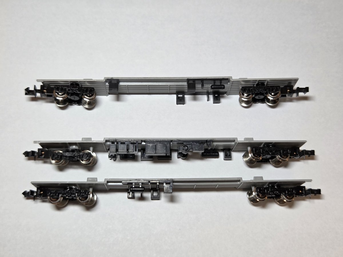 Toyo_S_Line's tweet photo. 相模線205系エコノミーキットを作ります。車体は箱にしている途中なので床下から。新Aと新Cを並び替えて実車に限りなく近い配置になりました。モハ205の床下は似ていないのでどうするか検討中です。
#相模線キットを作る https://t.co/nfSFRoKeAw