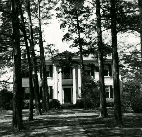 DigYok's tweet photo. ON THIS DATE: On April 12, 1930, Faulkner bought the antebellum plantation house he named Rowan Oak and lived in for the rest of his life. This 1949 photo was taken by someone in Oxford for the making of the movie version of INTRUDER IN THE DUST. https://t.co/Ngr3cSY5zg https://t.co/i4xxLQMnFT