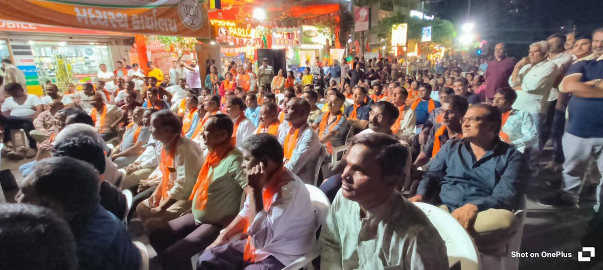 BJP4Karnavati's tweet photo. વિકાસની ગતિને અવિરત રાખવા માટે સુસજ્જ ભાજપ.

ગતરોજ સરખેજ વોર્ડમાં ભાજપના મધ્યસ્થ ચૂંટણી કાર્યાલયનું વિધિવત લોકાર્પણ કરવામાં આવ્યું.

આ કાર્યાલય આગામી દિવસોમાં ચૂંટણીલક્ષી પ્રવૃત્તિઓ અને જનસંપર્કનું મુખ્ય કેન્દ્ર બનશે. https://t.co/HWYvsRUP2Z
