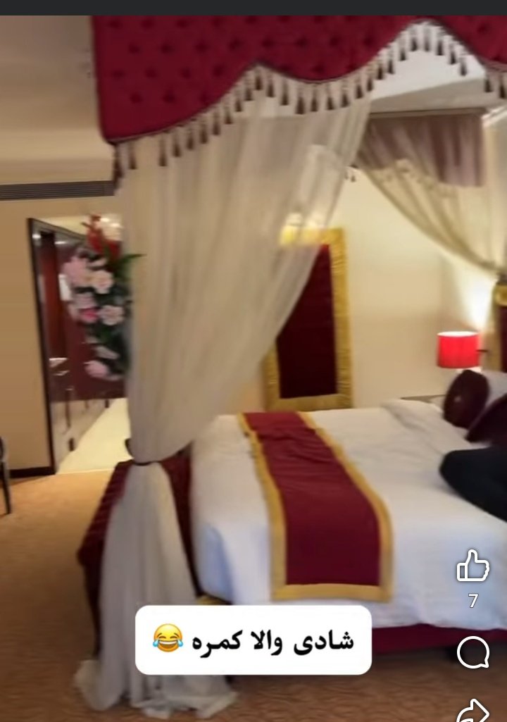 imransiddique89's tweet photo. پی ایس ایل میں محمد حسنین کو ہوٹل میں شادی والا کمرہ دے دیا گیا فہیم اشرف نے وڈیو بناکر اپلوڈ کردی 😂😂😂😂 https://t.co/yhaBUIWHhB