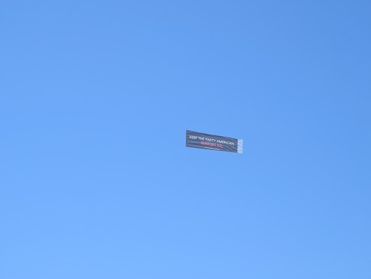 AmSovereignty's tweet photo. 👀👆Look up, Jacksonville Beach: KEEP THE PARTY AMERICAN. SUPPORT ICE. https://t.co/0vtTub6V01