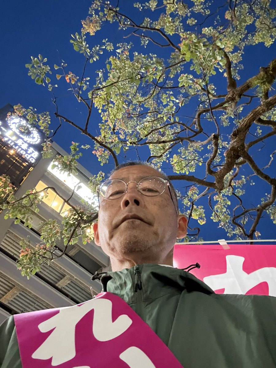 5963yamareiwa's tweet photo. 【夜　駅街宣】
女性が近寄って来た。
「障害者施設で働いているので、この前、演説を聞いて共感しています。お母さんの疲弊。そしてきょうだい問題。障害者施設職員として痛感します」

『あなたを支え　共に生きる』

#山内たつひと
#藤枝市政策委員
#れいわ新選組 https://t.co/MuARR9iA4q