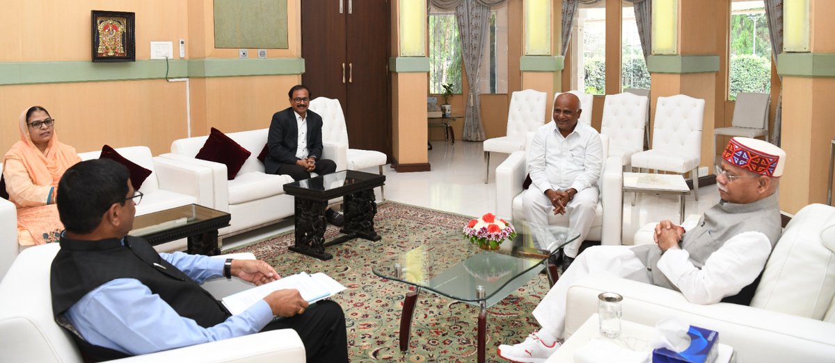 pvsrinivasRTI's tweet photo. The TG State @RTI Commissioners and the TG #RTI Chief Commissioner together paid a courtesy call on the Hon'ble @TGGovernor today. We submitted a report to the Hon'ble Governor on the implementation of the State Right to Information Act and the progress made in the last ten months.