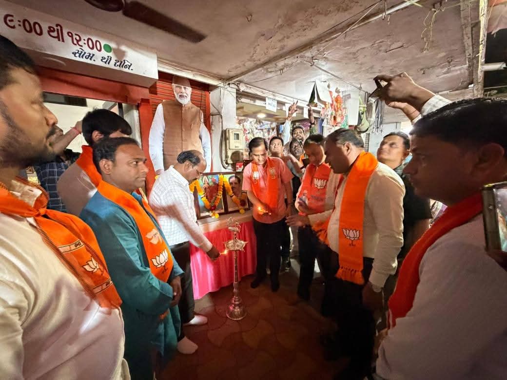 BJP4Karnavati's tweet photo. વિજયી સંકલ્પ સાથે આગળ વધતું ભાજપ.

આગામી મહાનગરપાલિકા ચૂંટણીના ભવ્ય વિજયના લક્ષ્ય સાથે અમરાઈવાડી વોર્ડ ખાતે મધ્યસ્થ ચૂંટણી કાર્યાલયનું ઉદ્ઘાટન કરવામાં આવ્યું.

આ પ્રચંડ જનસમર્થન અને કાર્યકર્તાઓનો ઉત્સાહ દર્શાવે છે કે કર્ણાવતીની જનતા ફરી એકવાર ભાજપ પર અતૂટ વિશ્વાસ મૂકવા તૈયાર છે. https://t.co/hTXzhzWFcT