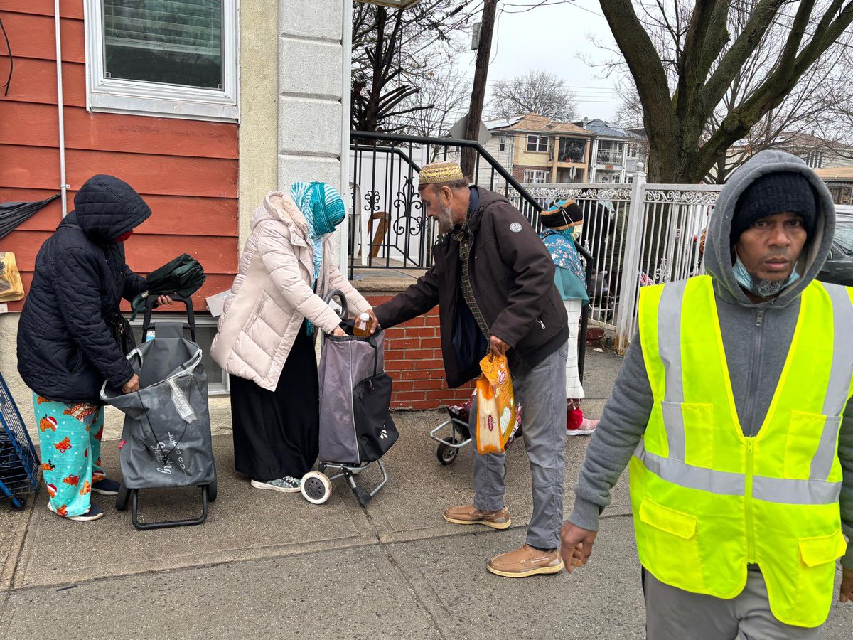 ZakatUS's tweet image. This past #EidalFitr, we distributed #groceries to 100 families in #Jamaica, NY, including essentials like oil and rice, to help them celebrate this blessed occasion with #joy and dignity. Through this small act of care, we were able to bring smiles and make #Eid a little