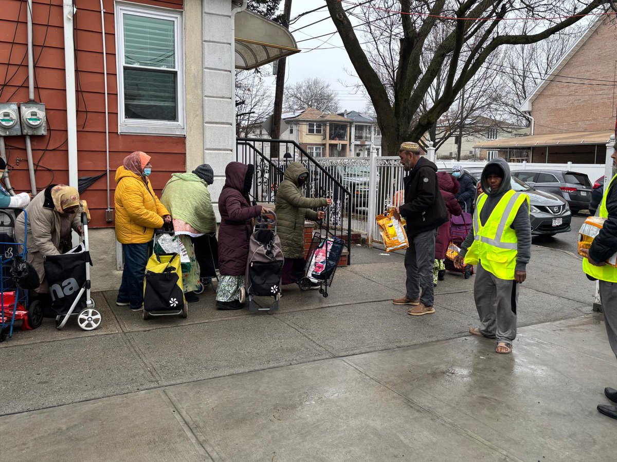 ZakatUS's tweet image. This past #EidalFitr, we distributed #groceries to 100 families in #Jamaica, NY, including essentials like oil and rice, to help them celebrate this blessed occasion with #joy and dignity. Through this small act of care, we were able to bring smiles and make #Eid a little