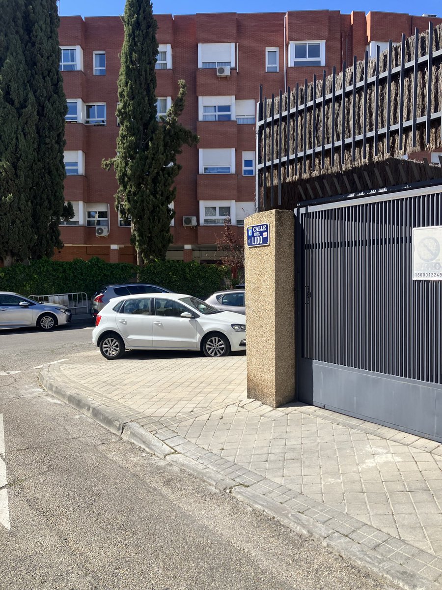 Manuiza64's tweet photo. @Lineamadrid Buenas tardes. En la calle del Lido, a la altura del número 6, hay una plaza para discapacitados. Voy varias veces a la semana y está ocupada a todas horas por vehículos sin tarjeta de discapacidad. https://t.co/q8Piq6B47z