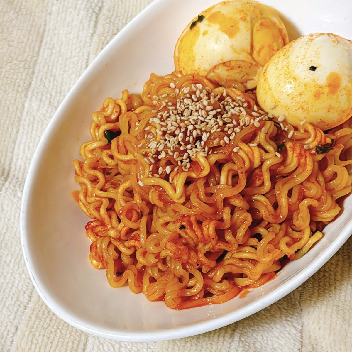 계란 삶다가 좀 터진 건 아깝지만 그래도 라볶이는 맛있었으니까.