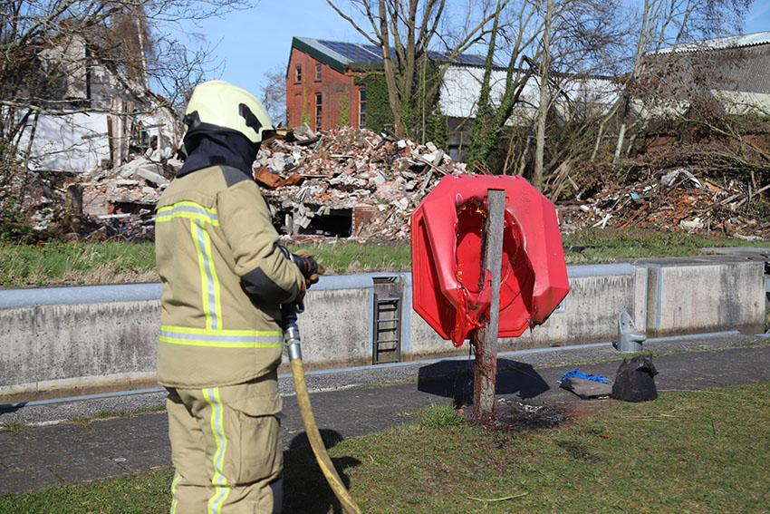Brand in beschermkap reddingsboei bij sluis Kiel-Windeweer