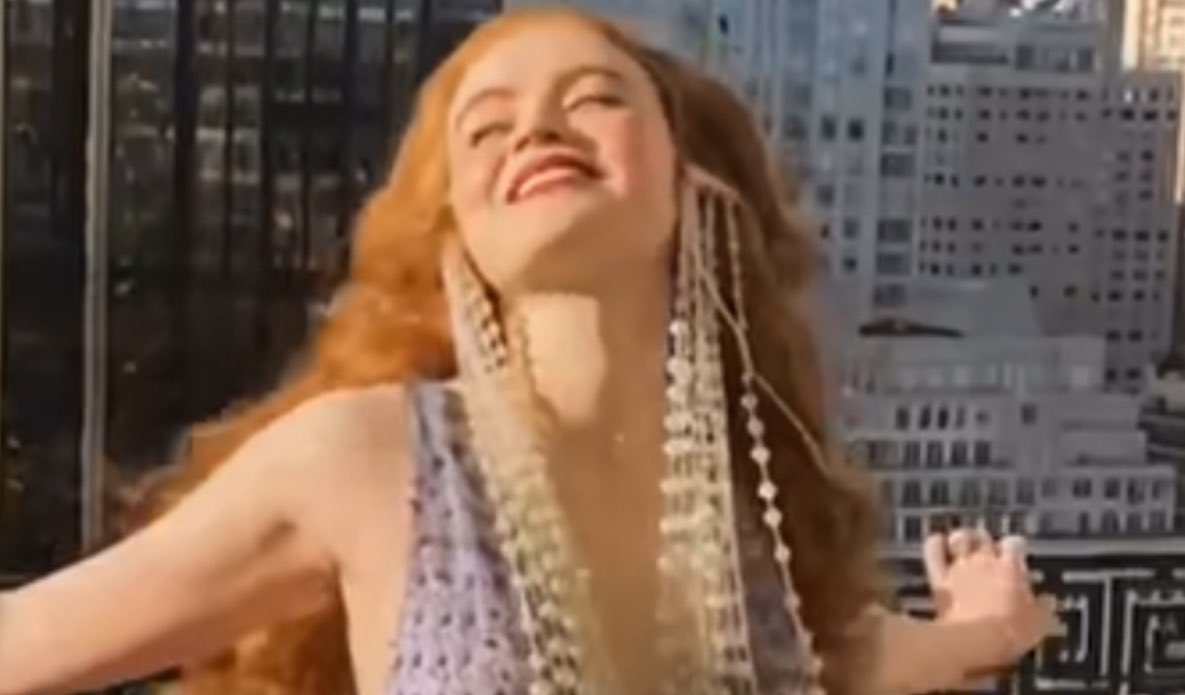 b🐝- MET SADIE SINK tweet media