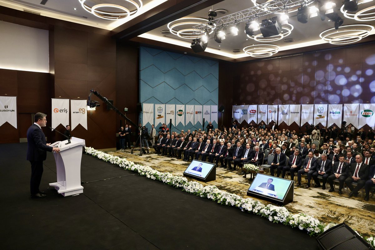 UHKonseyi's tweet photo. ‘UHK 2026 Hasat Öncesi Hububat Kongresi’ T.C. Tarım ve Orman Bakanımız Sn. İbrahim YUMAKLI teşrifleri ve hitaplarıyla hoşgörü kenti, Mevlâna diyarı Konya’da yoğun bir katılımla gerçekleştirildi.
Kongre’de hitaplarını yapan Bakanımız Sayın İbrahim YUMAKLI;
- Ülkemizin gücünü hafife alanlara, en ufak sarsıntıda karamsarlık aşılayanlara cevabımız; sahadaki hazırlığımız ve sarsılmaz irademizdir.
- Felaket tellallığı yapanlara inat; üretimimizi kesintisiz sürdürüyor, stoklarımızı ve tedarik zincirimizi her türlü senaryoya karşı dirençli tutuyoruz.
Mesajlarıyla Türkiye’nin güçlü ve dirençli bir tarımsal yapısının mevcut olduğunun altını çizdi.
Kongremizi onurlandıran @TCTarim Bakanımız Sn. @ibrahimyumakli 'ya ve sektör paydaşlarımıza çok teşekkür ederiz.