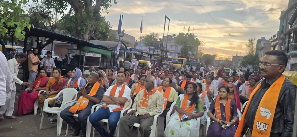 BJP4Karnavati's tweet photo. વિજયી સંકલ્પ સાથે આગળ વધતું ભાજપ.

આગામી મહાનગરપાલિકા ચૂંટણીના ભવ્ય વિજયના લક્ષ્ય સાથે બહેરામપુરા વોર્ડ ખાતે મધ્યસ્થ ચૂંટણી કાર્યાલયનું ઉદ્ઘાટન કરવામાં આવ્યું.

આ પ્રચંડ જનસમર્થન અને કાર્યકર્તાઓનો ઉત્સાહ દર્શાવે છેકે કર્ણાવતીની જનતા ફરી એકવાર ભાજપ પર અતૂટ વિશ્વાસ મૂકવા તૈયાર છે. https://t.co/EVf581YMlA