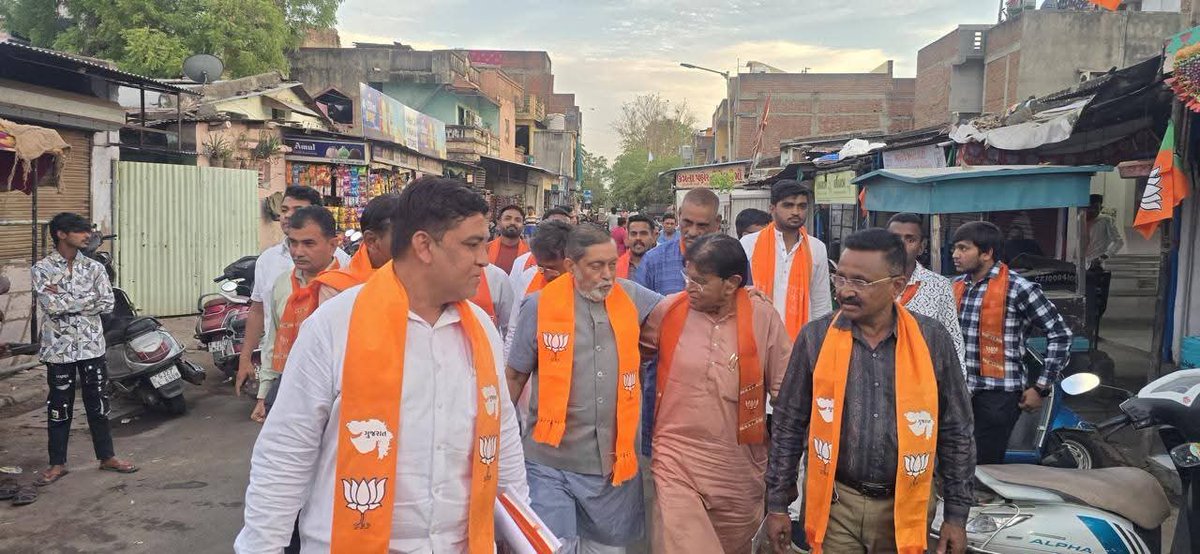 BJP4Karnavati's tweet photo. વિજયી સંકલ્પ સાથે આગળ વધતું ભાજપ.

આગામી મહાનગરપાલિકા ચૂંટણીના ભવ્ય વિજયના લક્ષ્ય સાથે બહેરામપુરા વોર્ડ ખાતે મધ્યસ્થ ચૂંટણી કાર્યાલયનું ઉદ્ઘાટન કરવામાં આવ્યું.

આ પ્રચંડ જનસમર્થન અને કાર્યકર્તાઓનો ઉત્સાહ દર્શાવે છેકે કર્ણાવતીની જનતા ફરી એકવાર ભાજપ પર અતૂટ વિશ્વાસ મૂકવા તૈયાર છે. https://t.co/EVf581YMlA