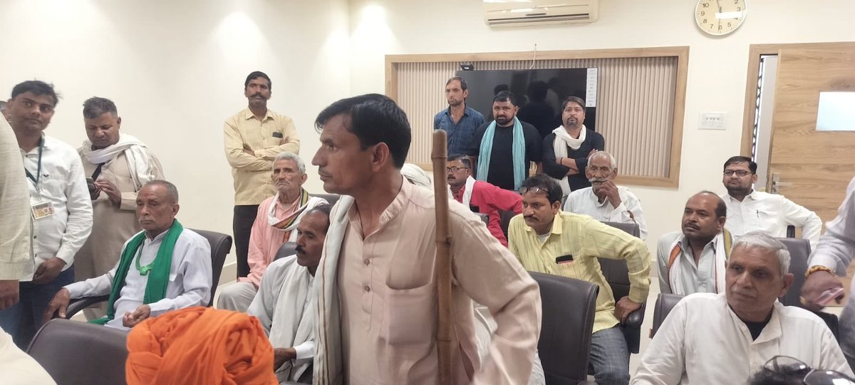 KunwarMathura's tweet photo. गतदिनों #मथुरा जनपद में हुई अतिवृष्टि व #ओलावृष्टि से किसानों की फसल पूरी तरह खराब हो गई है, किसान बेहद परेशान और नुकसान में हैं।
आज #किसान भाइयों के साथ जिला मुख्यालय पर प्रभारी जिलाधिकारी से मुलाकात की। उन्होंने आश्वासन दिया है कि ३ दिन के भीतर सर्वे पूरा करा मुआवज़ा दिया जाएगा https://t.co/uyCFHLDr33