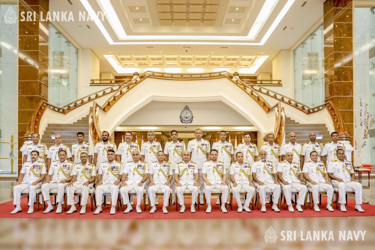 srilanka_navy's tweet image. 𝗕𝗼𝗻 𝗩𝗼𝘆𝗮𝗴𝗲!
The @srilanka_navy  bade adieu to Rear Admiral Rohan Dissanayake as he stepped ashore from active duty for the final time, relinquishing responsibilities he carried with pride.
#EndOfWatch #Retirement

Read more: shorturl.at/DaOhJ
