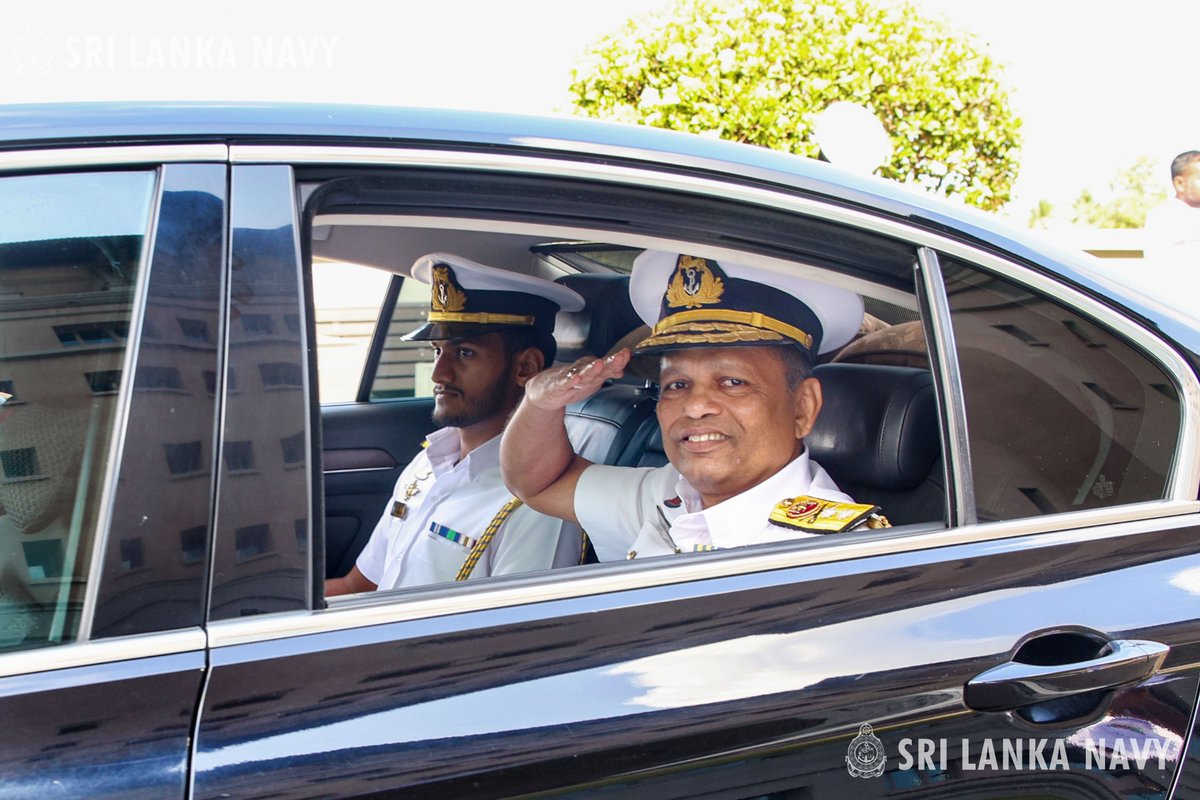 srilanka_navy's tweet image. 𝗕𝗼𝗻 𝗩𝗼𝘆𝗮𝗴𝗲!
The @srilanka_navy  bade adieu to Rear Admiral Rohan Dissanayake as he stepped ashore from active duty for the final time, relinquishing responsibilities he carried with pride.
#EndOfWatch #Retirement

Read more: shorturl.at/DaOhJ