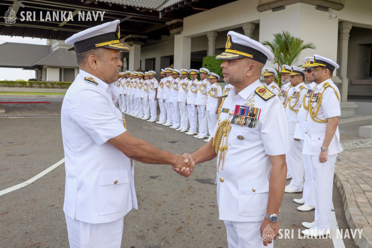 srilanka_navy's tweet image. 𝗕𝗼𝗻 𝗩𝗼𝘆𝗮𝗴𝗲!
The @srilanka_navy  bade adieu to Rear Admiral Rohan Dissanayake as he stepped ashore from active duty for the final time, relinquishing responsibilities he carried with pride.
#EndOfWatch #Retirement

Read more: shorturl.at/DaOhJ