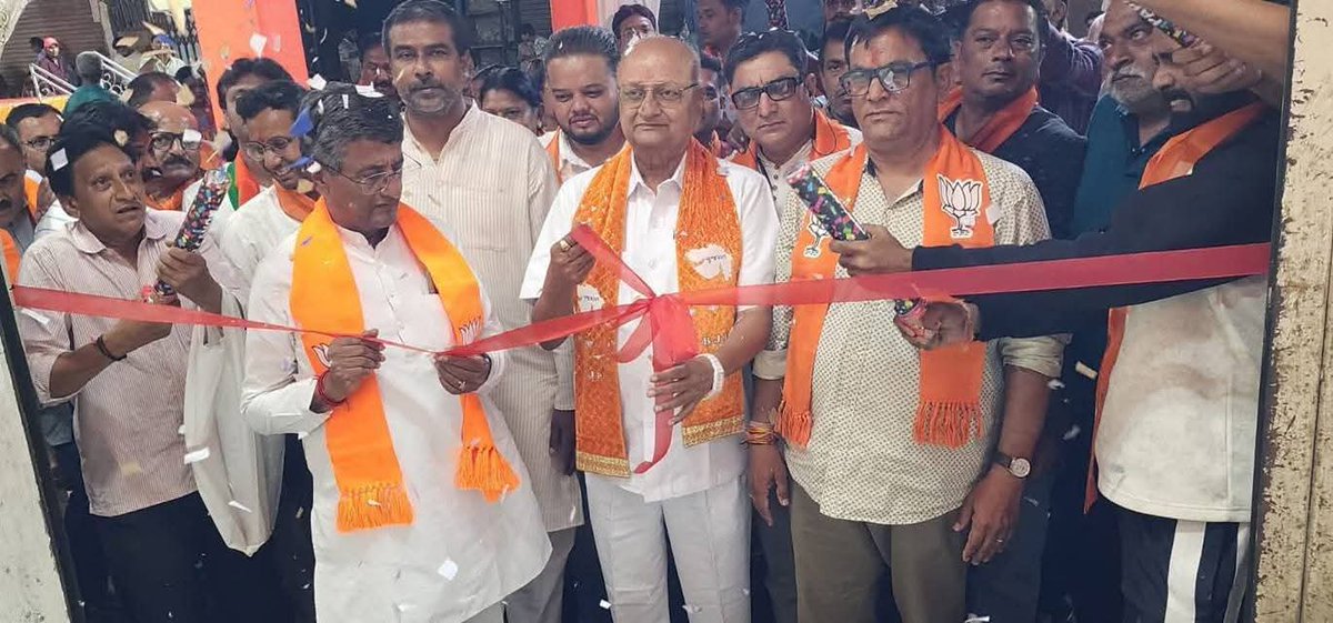BJP4Karnavati's tweet photo. વિજયી સંકલ્પ સાથે આગળ વધતું ભાજપ.

ગતરોજ આગામી મહાનગરપાલિકા ચૂંટણીના ભવ્ય વિજયના લક્ષ્ય સાથે ખાડિયાવોર્ડ ખાતે મધ્યસ્થ ચૂંટણી કાર્યાલયનું ઉદ્ઘાટન કરવામાં આવ્યું.

આ પ્રચંડ જનસમર્થન અને કાર્યકર્તાઓનો ઉત્સાહ દર્શાવે છેકે કર્ણાવતીની જનતા ફરી એકવાર ભાજપ પર અતૂટ વિશ્વાસ મૂકવાતૈયાર છે. https://t.co/XK6RrckUar