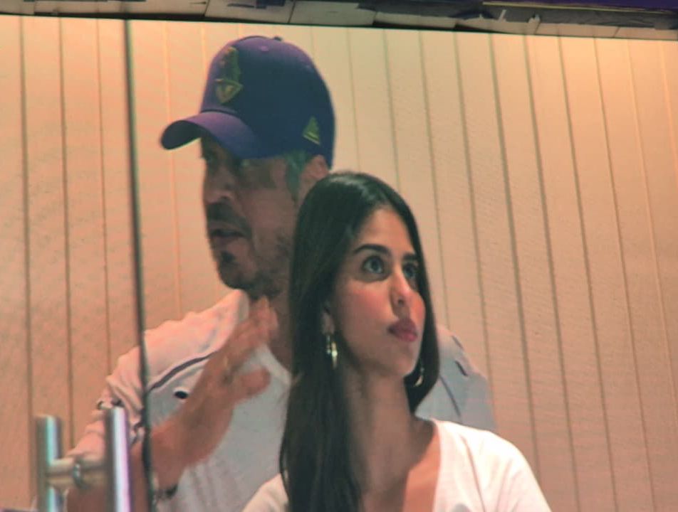 Srk_bangalore's tweet photo. King Shah Rukh Khan at Eden Gardens… and the vibe is already electric 💜🔥
When SRK shows up, it’s not just support… it’s pure magic for KKR

@iamsrk @KKRiders

#KKR #SRK #ShahRukhKhan #IPL2026 #AmiKKR https://t.co/1gDQZ8iARc