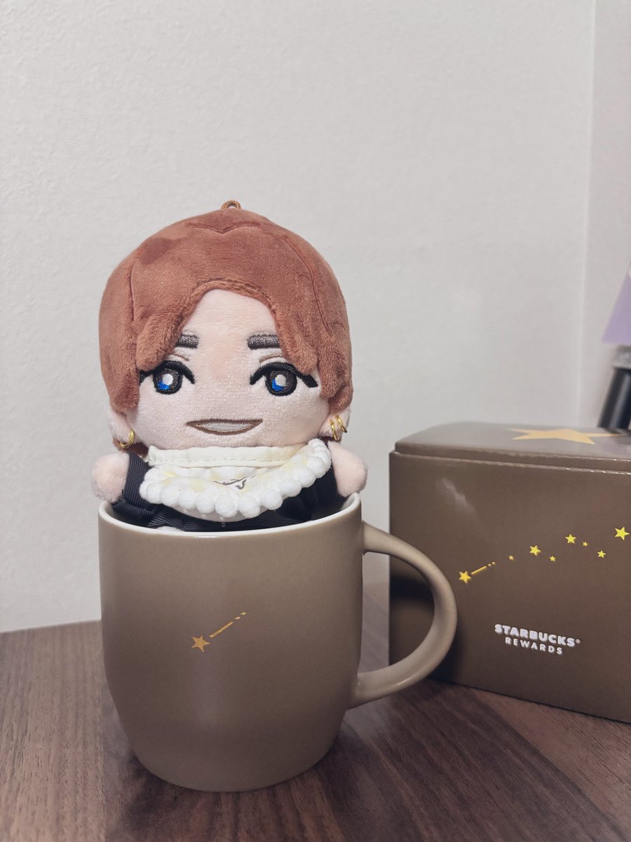 sa__ku__lo's tweet photo. リワードのマグカップめちゃかわ！！
人間が使う前にじゅりぬにおさまってもらった https://t.co/Q3PnUHxbEy