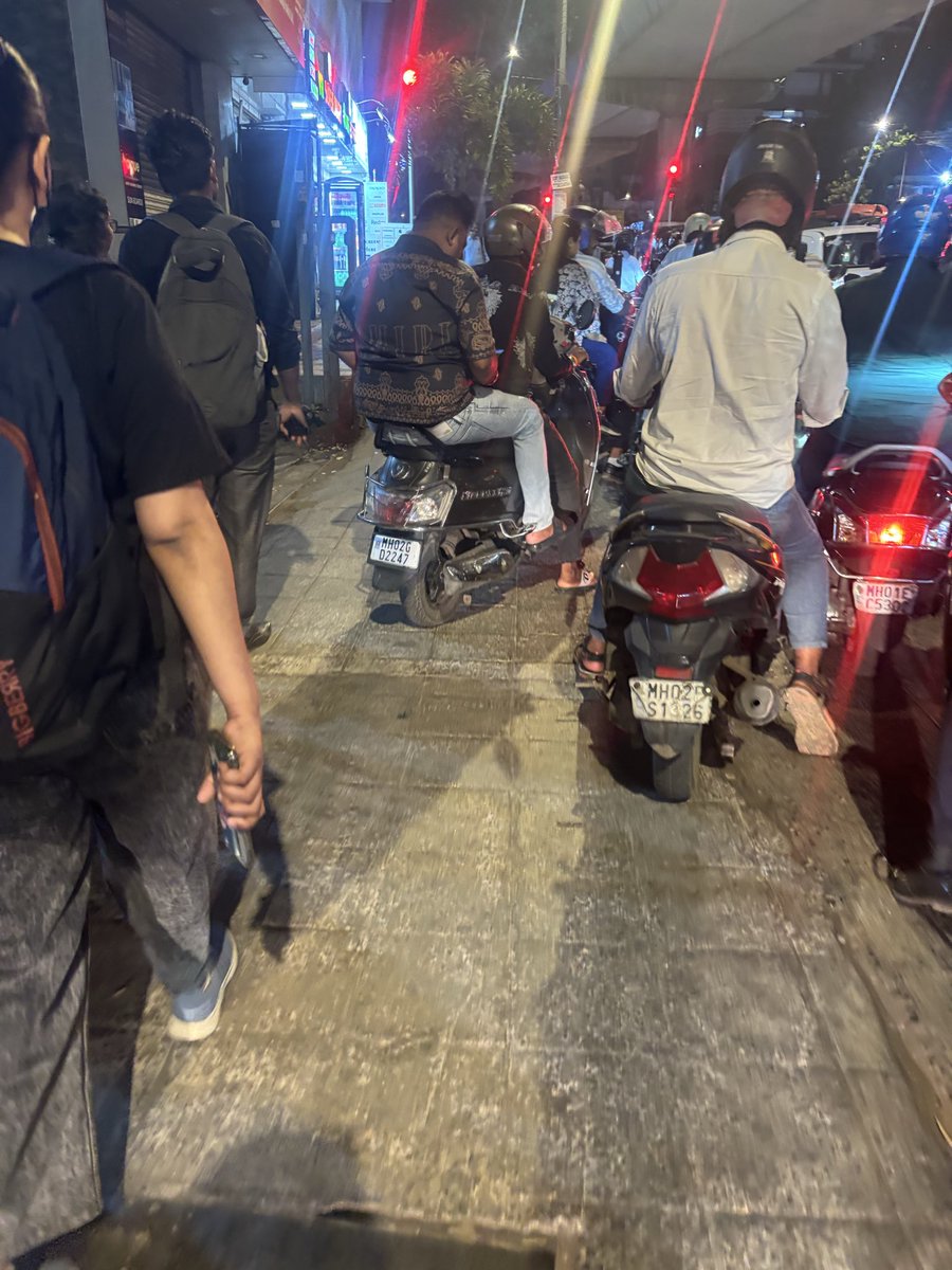 DebajitBhatta21's tweet photo. @MTPHereToHelp Mumbai never sleep.. fooootpath never empty.. Naya Palika.. Naya Naya asha… https://t.co/7KpyRT7FHJ