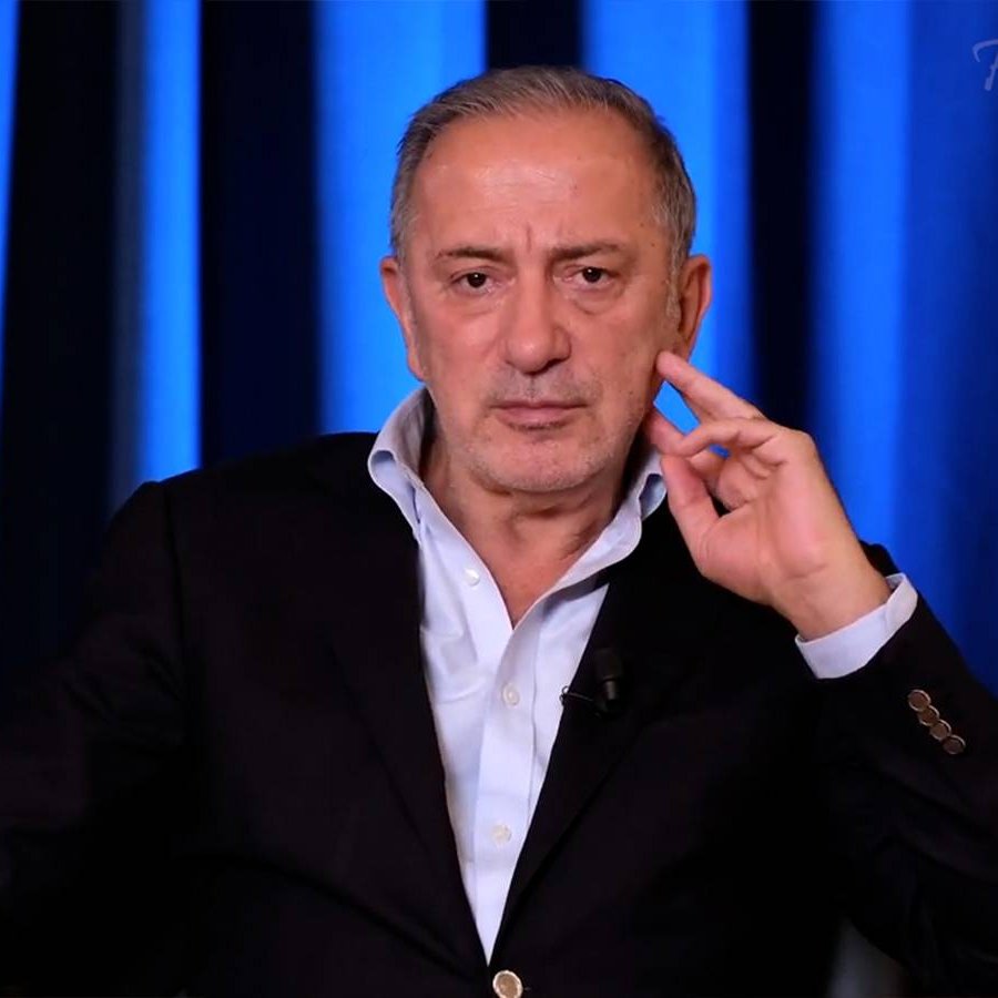 frekanstr_'s tweet photo. Fatih Altaylı:

"Suriye lideri ve muhtemelen Suriye’nin yeni diktatörü El Şara’nın saati geçen haftanın gündemiydi.

Dünün aç teröristi, bugün kolunda Patek Philippe’in 5236 P saati ile dolaşıyor ve hafta içinde tüm gazeteler bu fotoğrafları yayınladı.

P harfi saatin platinden olduğunu gösteriyor.

Piyasa ederi yaklaşık 7 milyon TL.

Ancak mümtaz Türk basını bir şeyi unutmuş.

Bu 7 milyonluk Patek Philippe, El Şara’nın ilk ve tek Patek Philippe saati değil.

Suriye’nin terörist kökenli lideri geçen sene de başka bir Patek Philippe saat ile, markanın 5936G modeli ile bir toplantıya katılmıştı.

Markanın ünlü World Timer’larından biri olan o saatin değeri de yaklaşık 81 bin dolar yani 3,5 milyon TL idi.

Enkaz haline dönmüş ülkenin, yeniden imar edilmeye muhtaç kentleri dışarıdan gelecek yardımlara muhtaçken ve biz Türkiye olarak buranın aç ve açık insanlarına ev yaparak yardım elimizi uzatırken, ülkenin lideri kolunda her biri milyonlar değerinde saatlerle arzı endam eyliyor.

Elbette ülke o saatlerin parasıyla abad olmaz ama işin bir de ahlaki ve simgesel yönü var.

Fakat belli ki adamın umurunda değil.

Ve bu adam düne kadar “din için” savaşıyordu değil mi!

Yerseniz!"